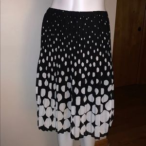 Dress barn WOMANS pleated black skirt SZ.M